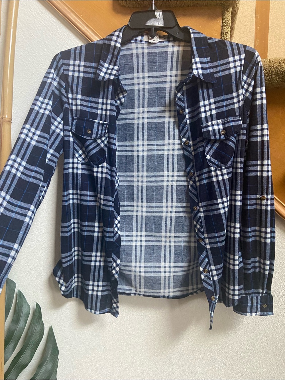 Navy/White Plaid Flannel Button-Down Shirt/Jacket great condition teen/YA size L
